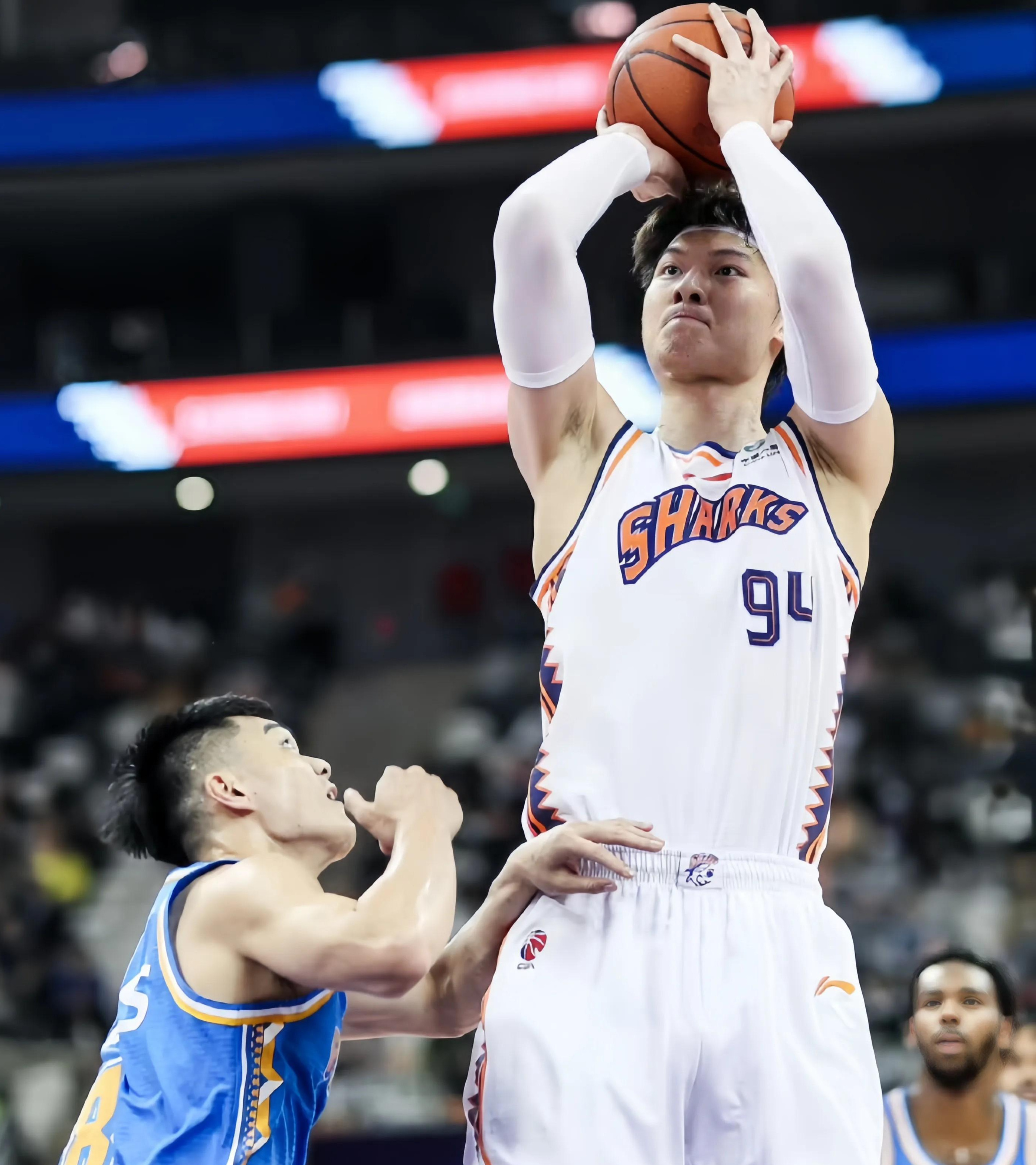 浙江男篮在激烈较量中终结连败,取得胜利 浙江男篮在激烈较量中终结连败,取得胜利