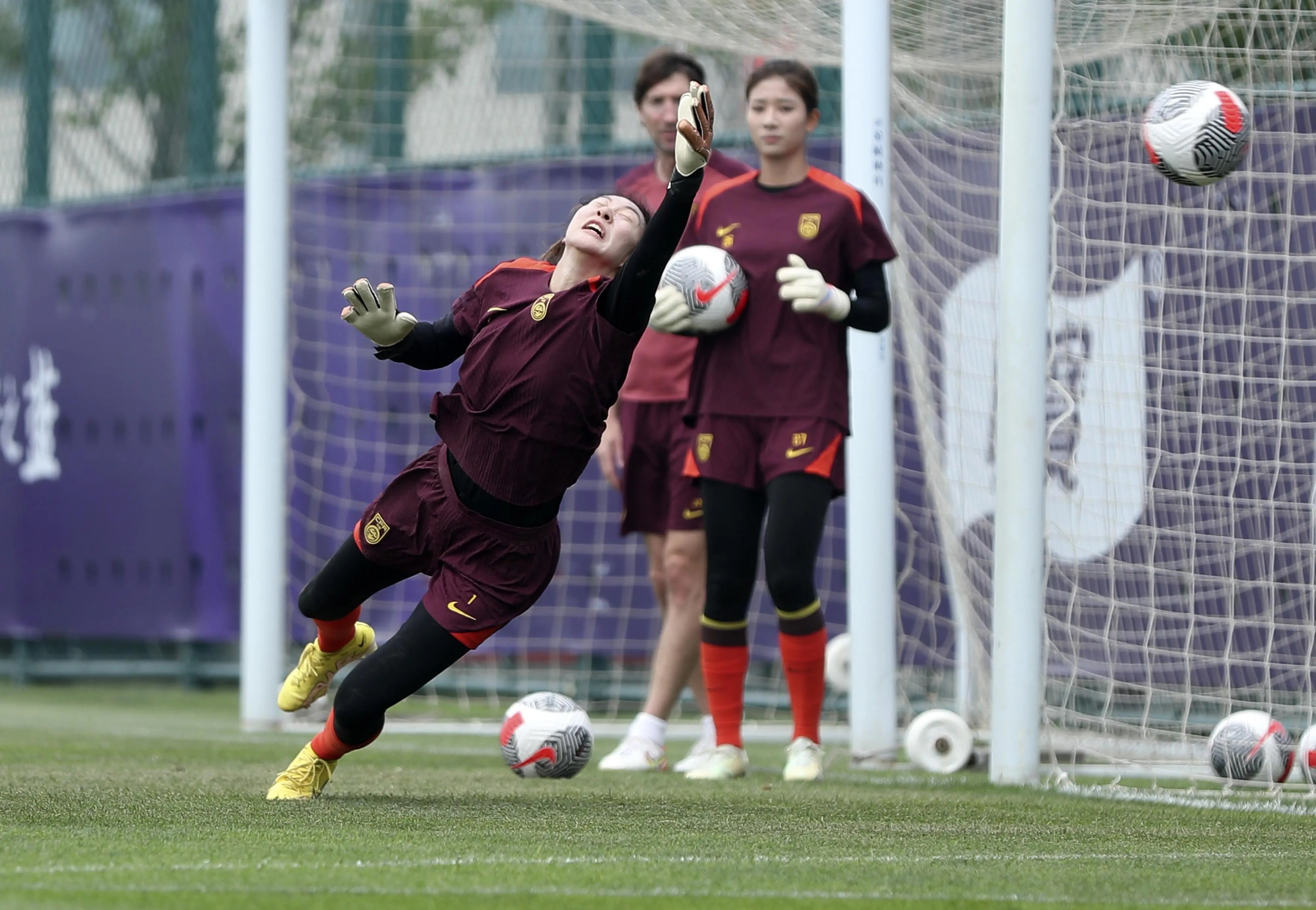 女足锦标赛中球员表现出色，瞩目