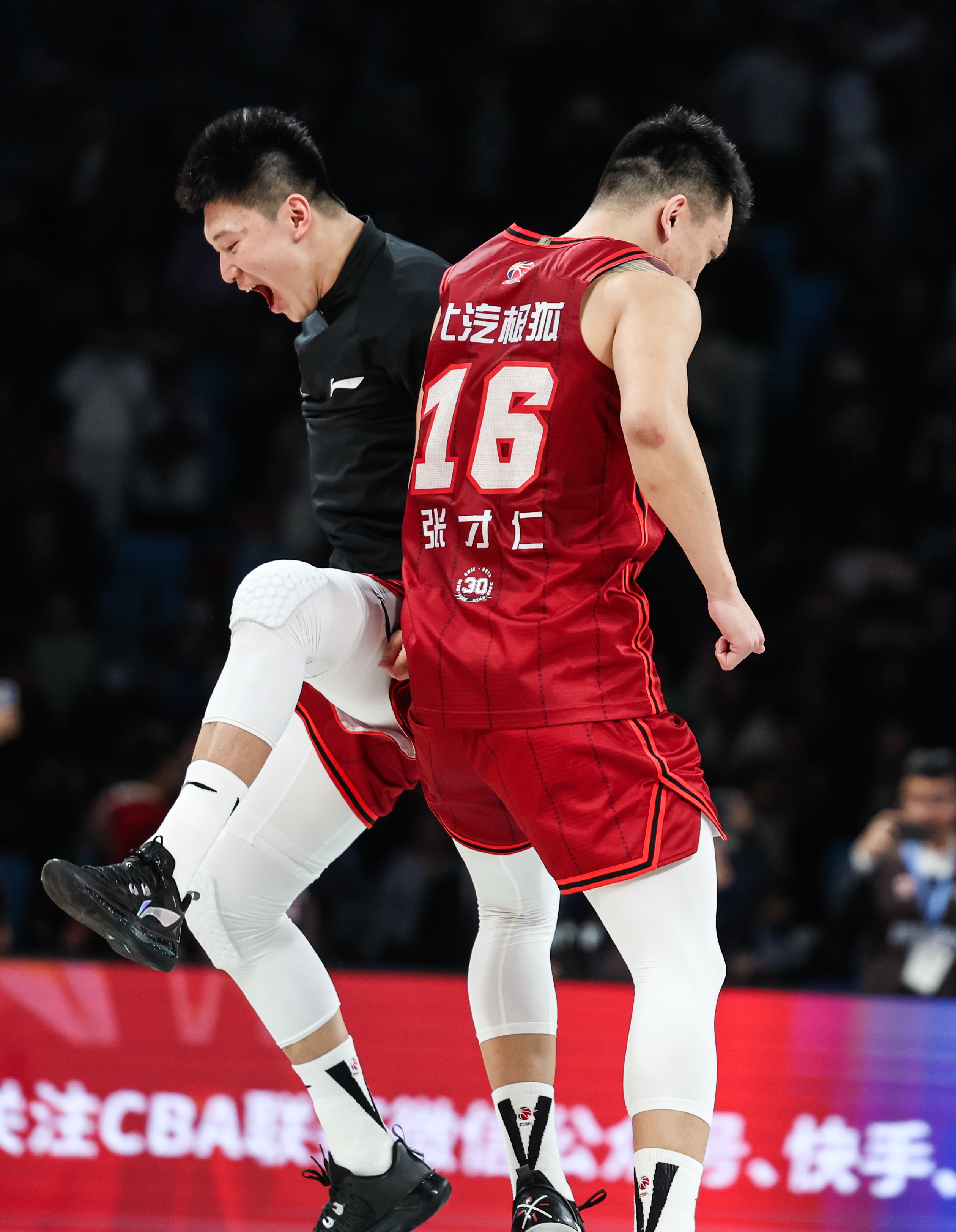 篮球运动中球员们展现出了训练的成果