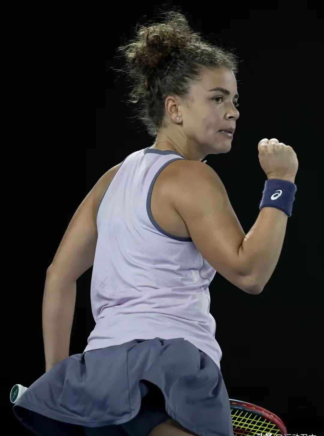 澳洲足球锦标赛上，女球员表现十分出色