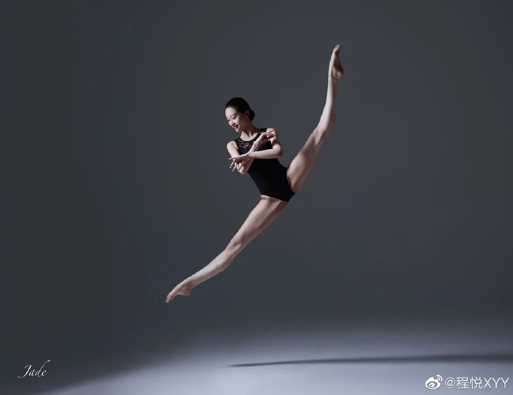 开云体育APP下载-艺术体操少女精彩表演，娇美仙姿的简单介绍