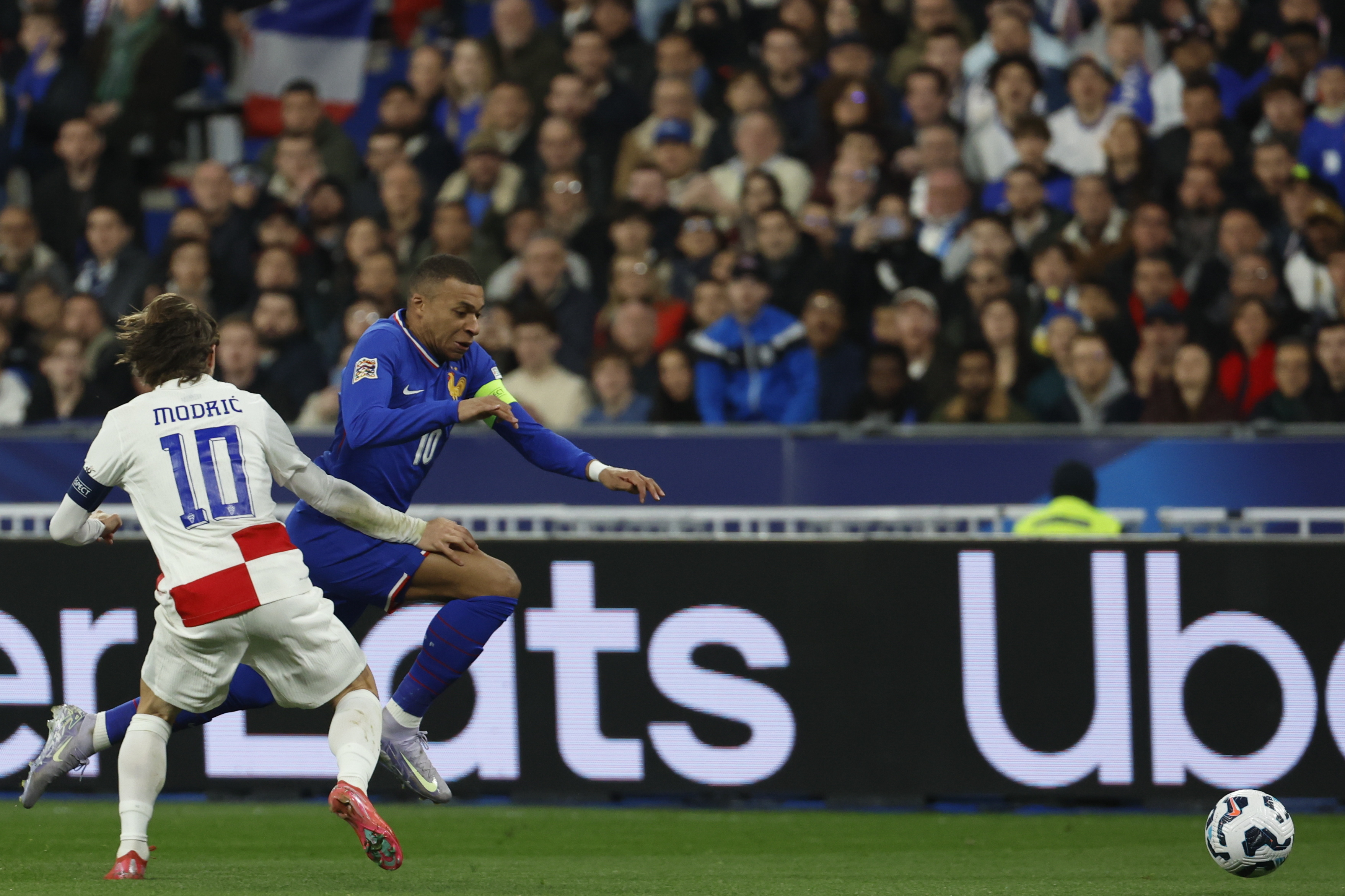 欧国联淘汰赛紧张进行，球迷心情跌宕起伏的简单介绍