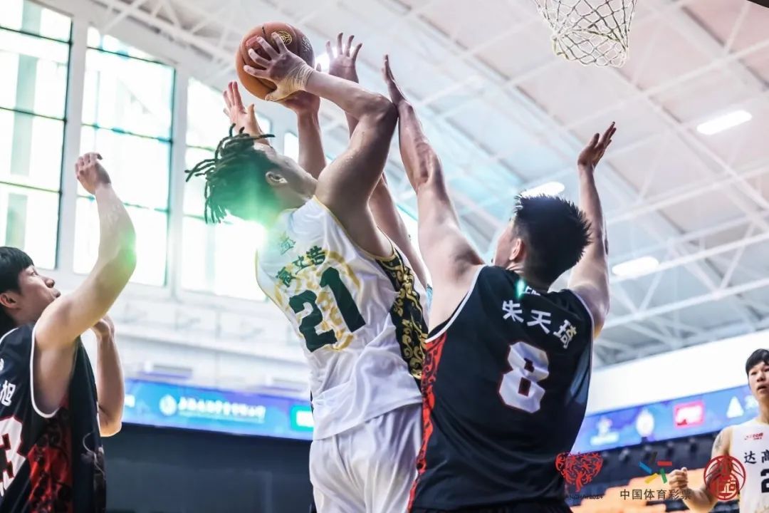 精彩篮球对决赛场上演，球员表现抢眼