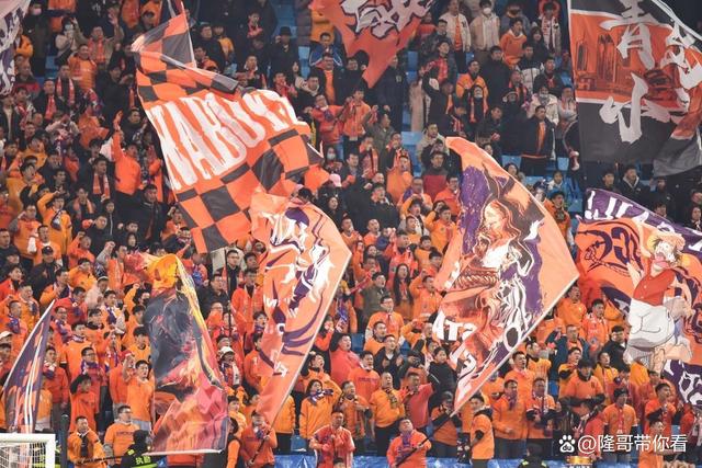 沈阳赛场气氛火爆，现场球迷热情呐喊助威