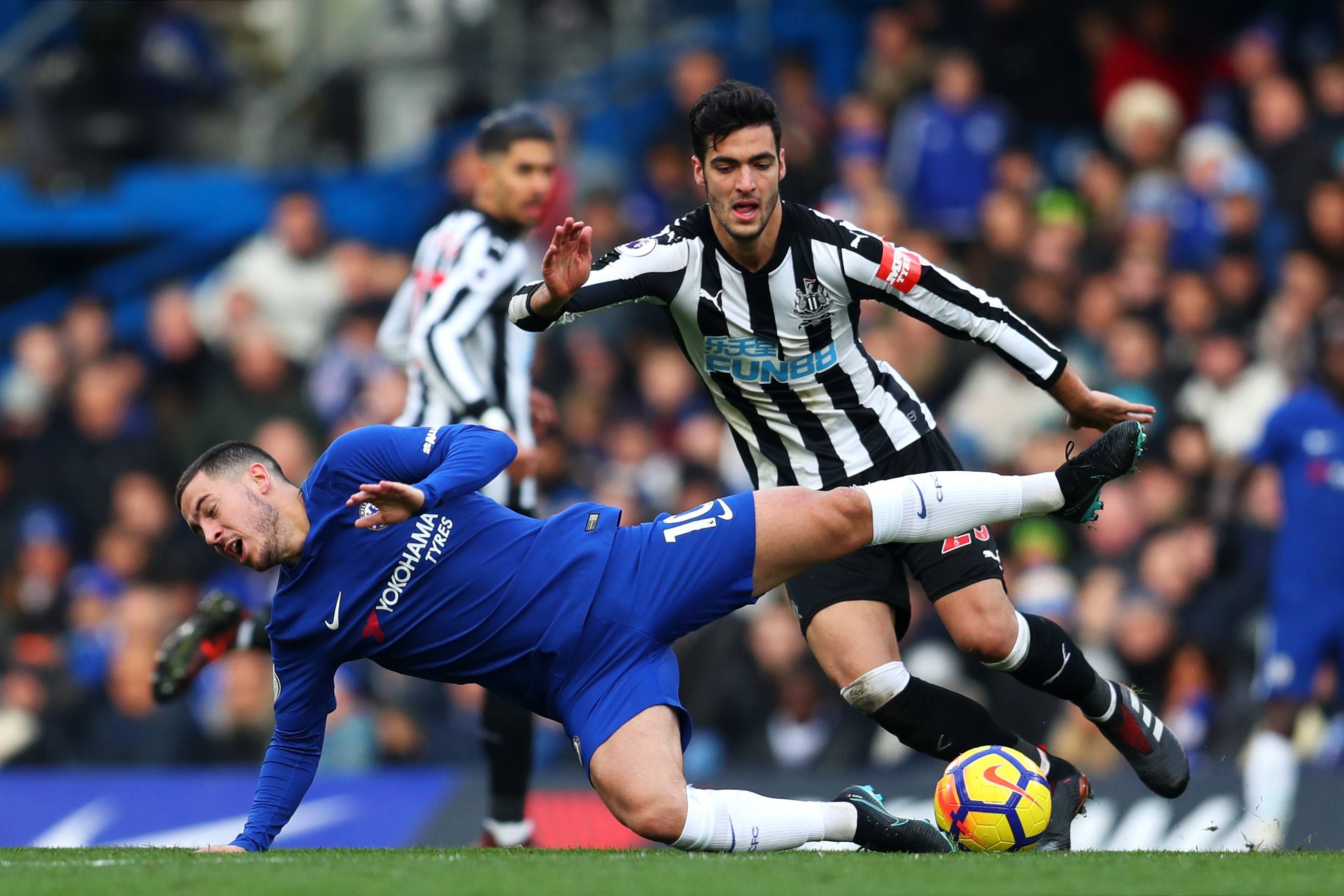 包含那不勒斯客场一球小胜切尔西，提前锁定小组头名的词条