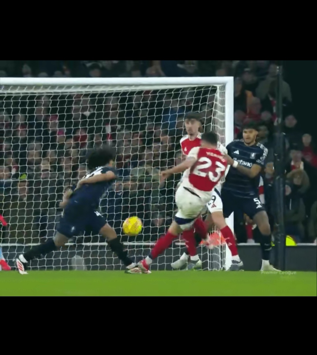 英超焦点战：国足vs法国队，爆冷引发争议判罚的简单介绍