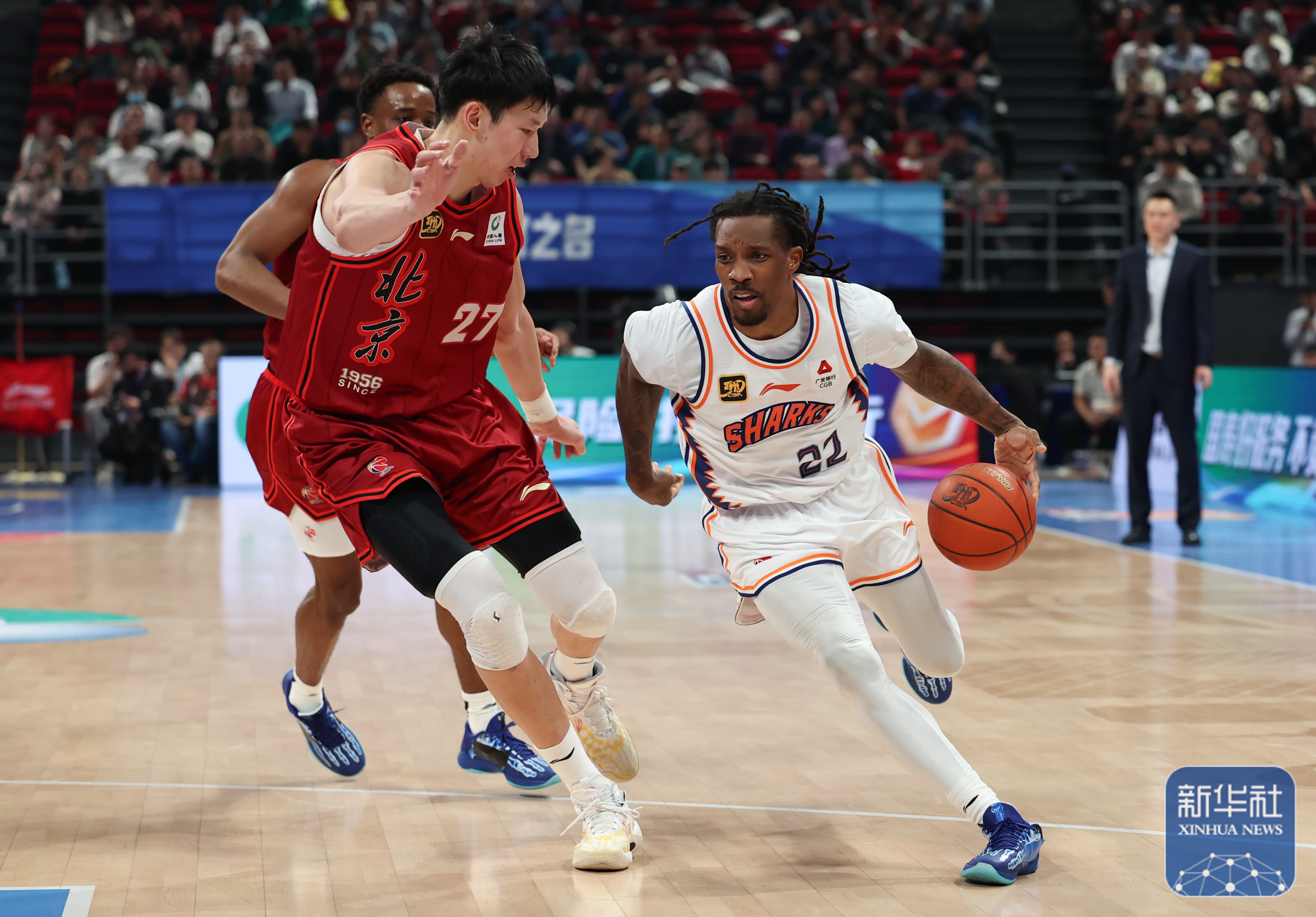 开云体育官网-球场对抗激烈：球员斗志昂扬，拼搏不止的简单介绍