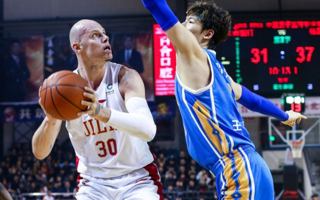 开云体育登录-福建队高举奋斗旗帜，横扫对手