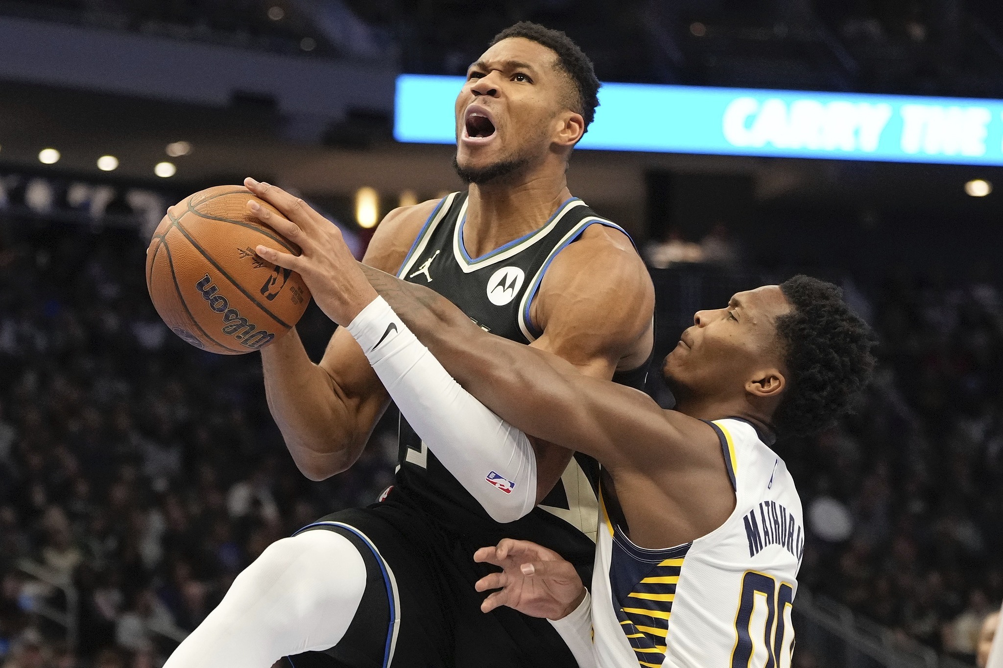 关于雄鹿力克步行者，洛佩斯砍下20分的信息