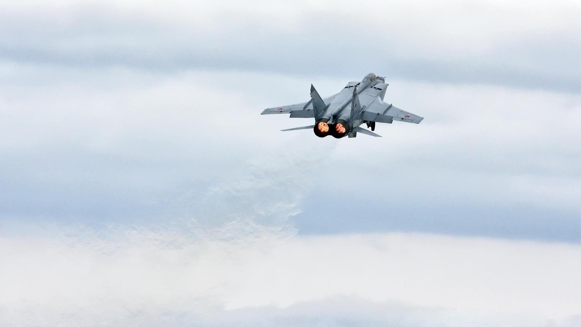 开云体育官网-萨卡闪耀，波兰坚韧，双线战报下的欧洲足球之夜