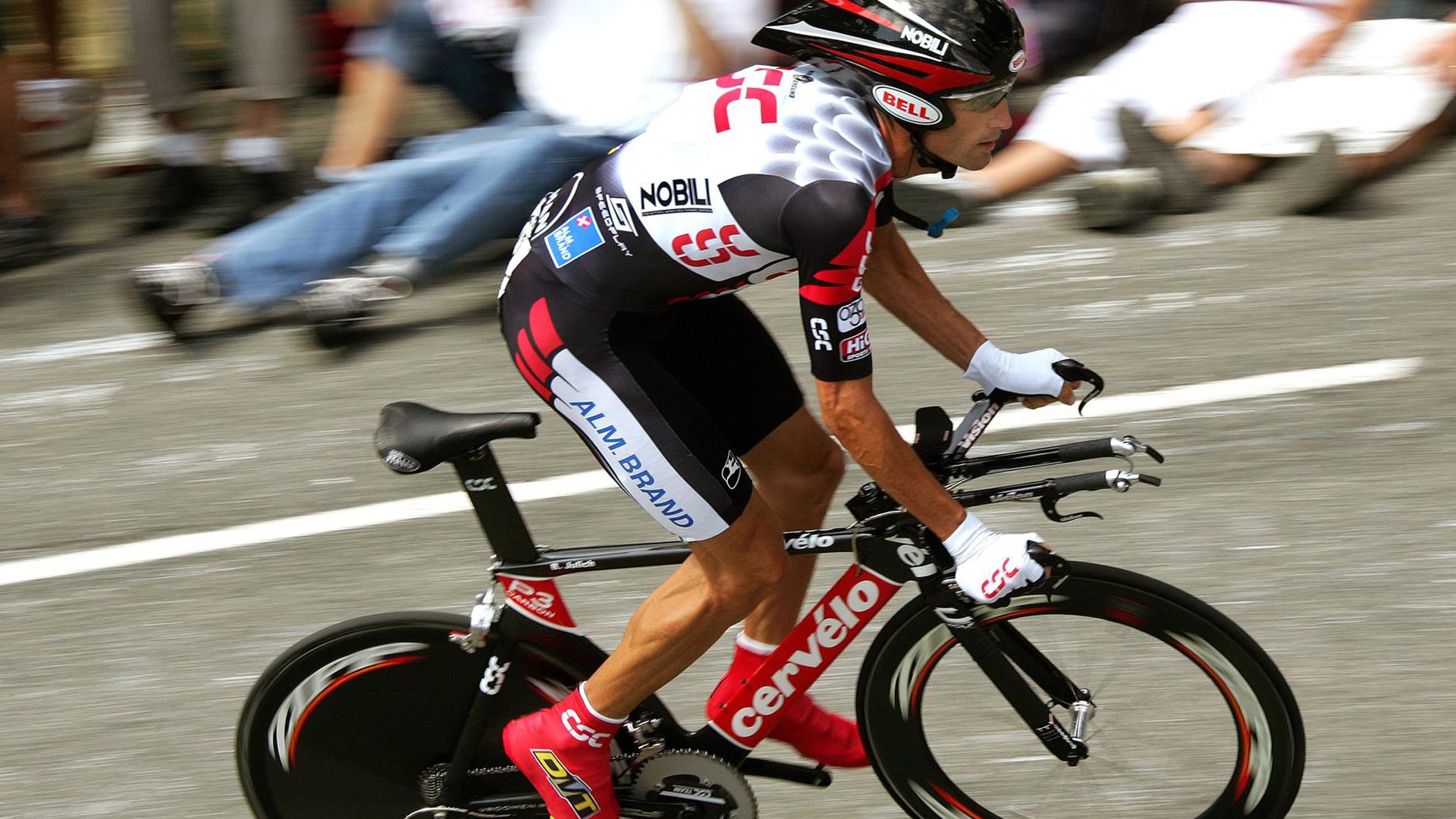 对决未来，深圳队狂胜湖人，浓眉在焦点战中证明自己