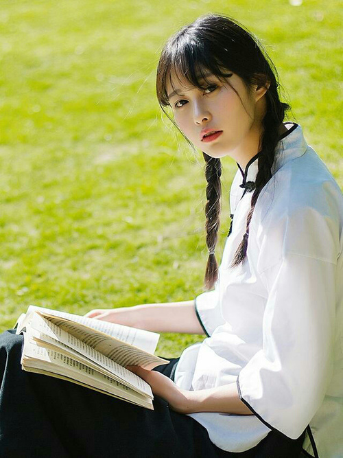 开云体育-绿茵场与赛车场，当希腊碾压哥伦比亚，阿劳霍在巴林用速度与意志接管比赛